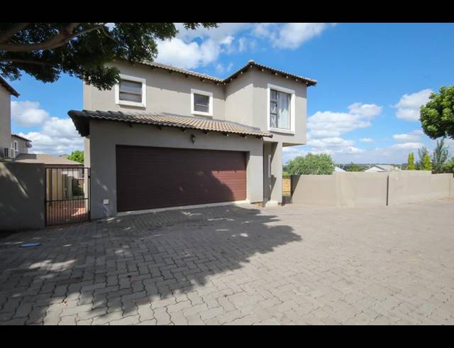 3 BEDROOM TOWNHOUSE FOR SALE IN THATCHFIELD